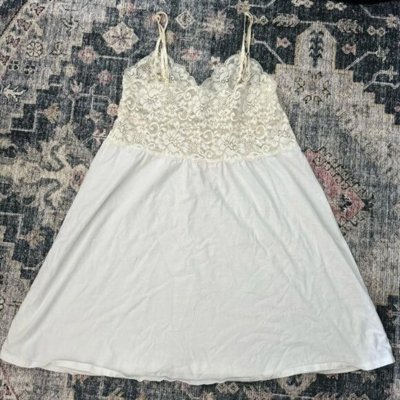 💥BOGO💥 Victoria's Secret Cream Lace Chemise - Picture 2 of 6